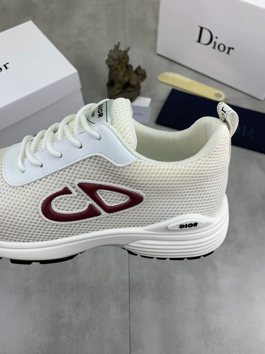 Men's Men's Shoes 💰P420 New Dior Chrono Fly Knit Shoes 2025 New B30 Series, in white and black fly knit series. Both sides are decorated with computer-printed CD logo, star patch on the tongue and Dior logo on the heel. Many details highlight the style. The interior is matched with the original color matching mesh, and the interior of the body is supported by low-temperature shaping sheets, and is filled with light feather cotton to keep the interior full and soft against the feet. The exclusive open-molded outsole adopts a one-piece molding process, so there is no need to worry about problems such as the opening and falling of sole decorative accessories. It is light and comfortable to wear, yet strong and wear-resistant. The two-color shoelaces are accessorized with exquisite metal five-pointed star pendants, creating a high-end, trendy and casual look at all times. Color: white black gray blue code number: 38-44